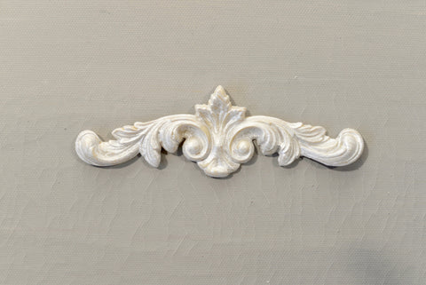 P13 – Dainty Floral Pediment