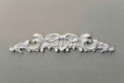 P16 – French Style Leaf Pediment