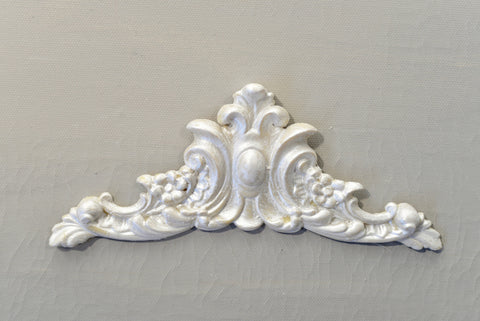 P8 – Flower and Leaf Pediment
